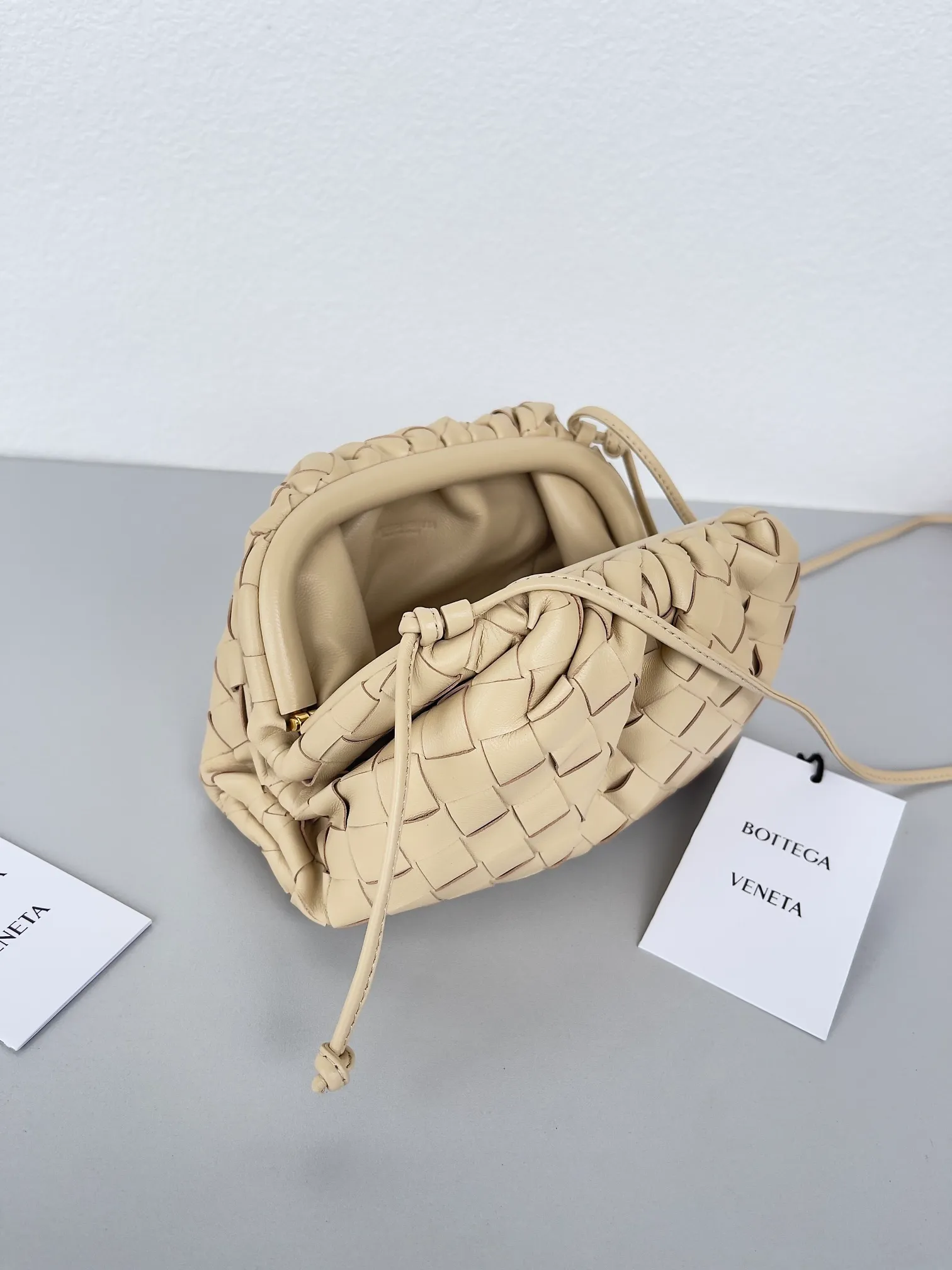 Batch 1260, ready to ship 𝗕𝗼𝘁𝘁𝗲𝗴𝗮 𝗩𝗲𝗻𝗲𝘁𝗮—[The pouch] King fried small size, beautiful, playful and cute , the imported sheepskin is very soft and comfortable, with a bit of a naughty and cool style, it will become your favorite in seconds. The small size can be held in hand or cross-body, so hurry up and get it❤️‍🔥❤️‍🔥 Color: Oatmeal Color: Size: 22*12*7